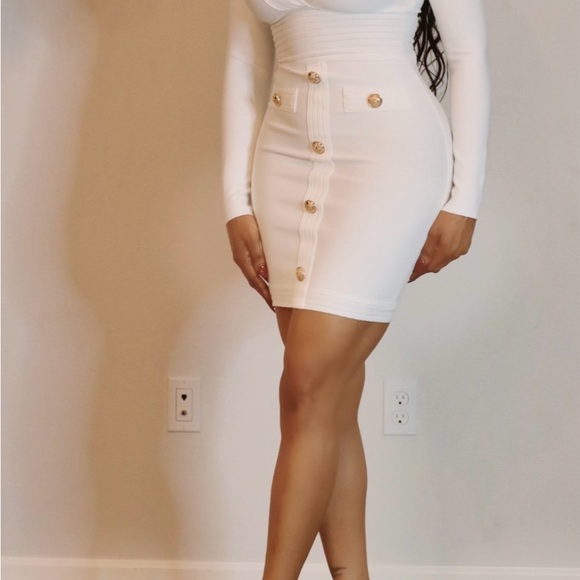 Elegant White Button-Down Dress - Picture 3 of 3